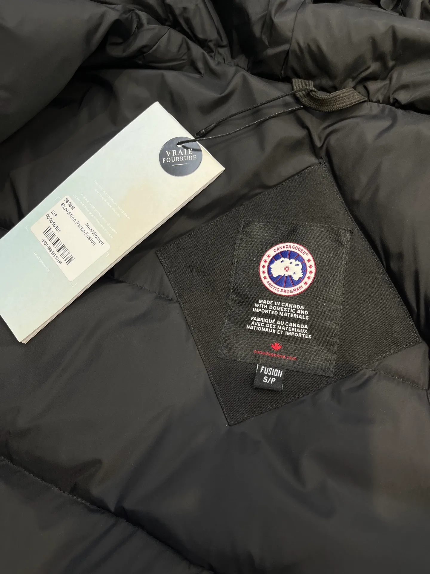 P860 Canada Goose model 06, the same model as the famous star, men's and women's models, with cold-proof flannel on the collar, which is close to the head and neck, comfortable and warm! The fabric is made of high-density nano-level waterproof fabric, which is windproof and wear-resistant and has a certain thickness! Seamless threaded cuffs! Avoid hard knots! It doesn’t matter how low the temperature is this winter, one piece is enough. I’ll give you the wind and temperature! Contains pure duck down, sufficient quantity, unique fashion design + waterproof craft fabric + big brand YKK double zipper pullers, real photos, upright style quality, regardless of the external standard and the internal content, you can feel free to compare it with the softer, easier to wrinkle and lighter version on the market!  size：s-xxl